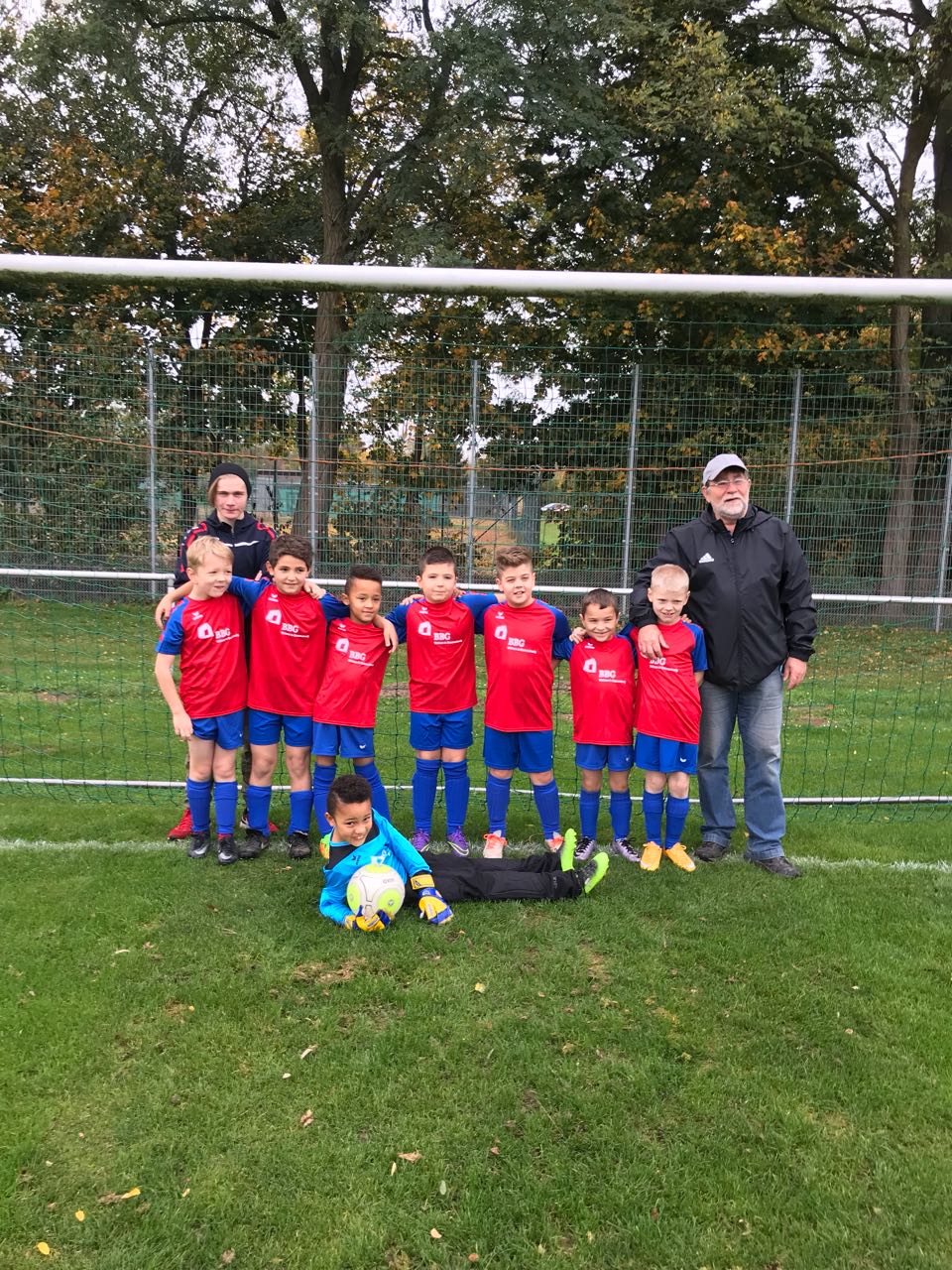 F-Jugend mit neuen Trikots